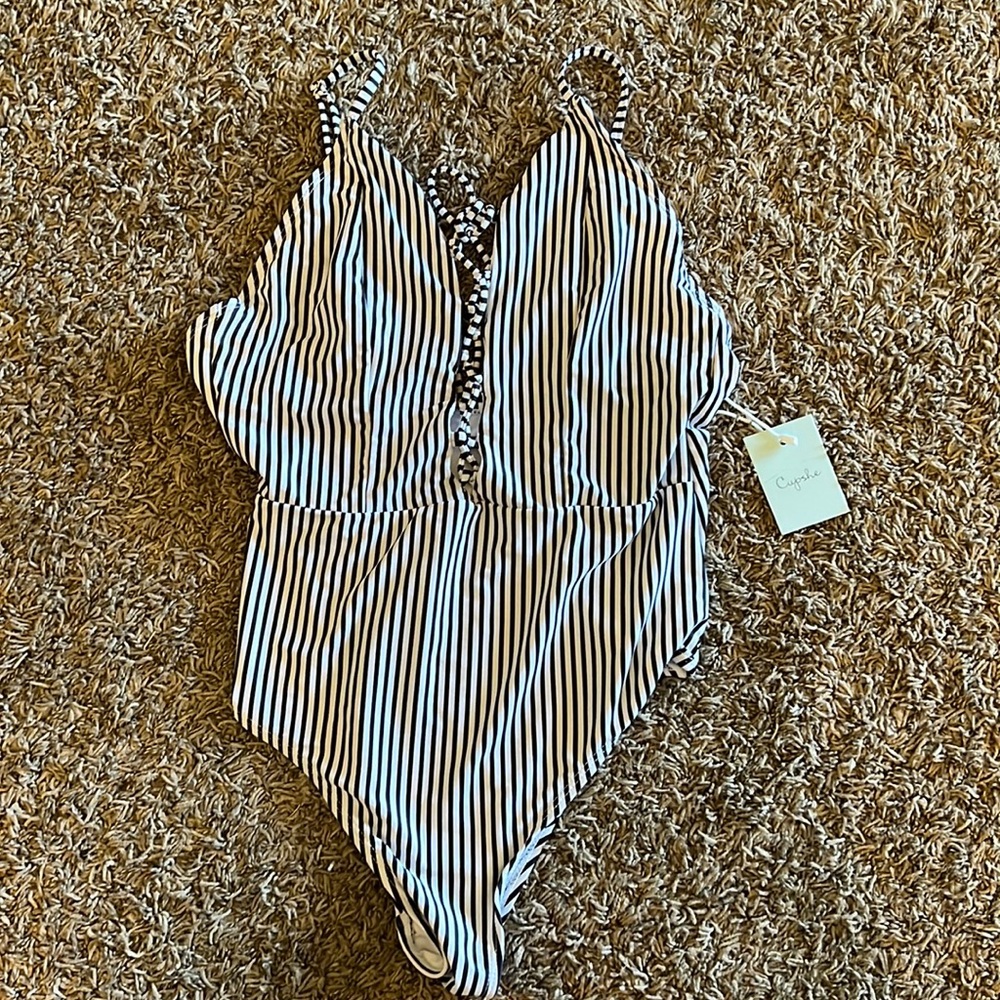 New with tags Cupshe Black and white swimsuit. Size L.